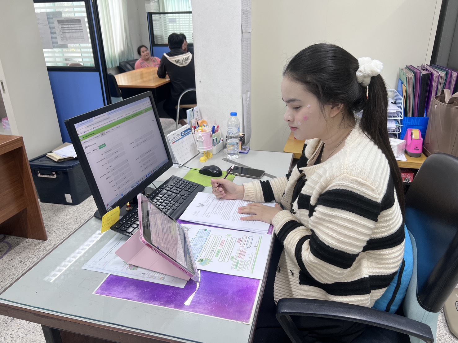 title - เจ้าหน้าที่ ส.ป.ก.เพชรบุรี ร่วมประชุมแนวทางปฏิบัติตามกฎกระทรวงการแบ่งแยกหรือโอนสิทธิในที่ดินของผู้ได้รับสิทธิ โดยการปฏิรูปที่ดินเพื่อเกษตรกรรม พ.ศ. 2567 กรณีการแบ่งแยกหรือโอนสิทธิในที่ดินไปยัง ส.ป.ก.